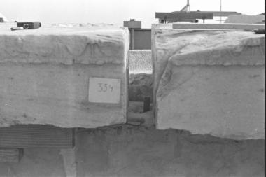 Οι λίθοι γείσου 354, 353Β της βόρειας πρόστασης και γόμφος τιτανίου κατά την ανασυναρμολόγηση