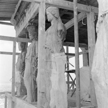 Η δεύτερη, η τρίτη και η τέταρτη Καρυάτιδα κατά τις εργασίες λήψης γύψινων μητρών για την κατασκευή εκμαγείων