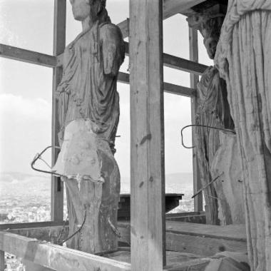Η δεύτερη Καρυάτιδα κατά τις εργασίες λήψης γύψινων μητρών για την κατασκευή εκμαγείου