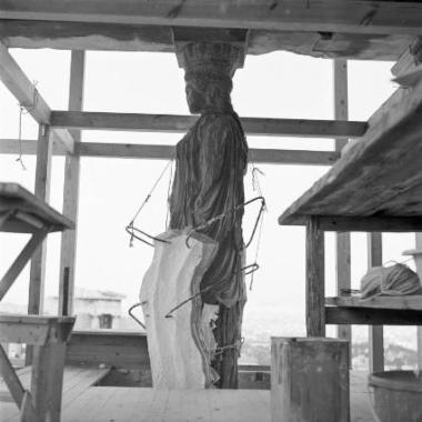 Η πρώτη Καρυάτιδα κατά τις εργασίες λήψης γύψινων μητρών για την κατασκευή εκμαγείου