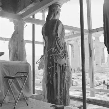 Η τέταρτη και η πέμπτη Καρυάτιδα, άποψη από το εσωτερικό της νότιας πρόστασης