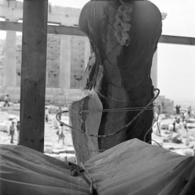 Η τέταρτη Καρυάτιδα κατά τις εργασίες λήψης γύψινων μητρών για την κατασκευή εκμαγείου