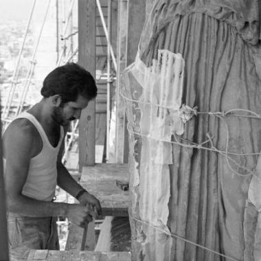 Η πρώτη Καρυάτιδα κατά τις εργασίες λήψης γύψινων μητρών για την κατασκευή εκμαγείου
