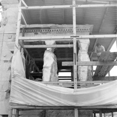 Η πρώτη και η δεύτερη Καρυάτιδα κατά τις εργασίες λήψης γύψινων μητρών για την κατασκευή εκμαγείων