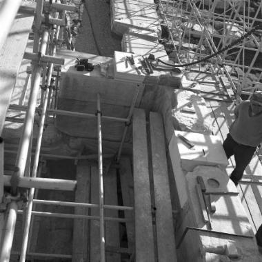 Οι λίθοι επίστεψης 522, 523, 524 του βάθρου της νότιας πρόστασης κατά την ανασυναρμολόγηση