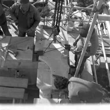 Ο λίθος επίστεψης 520 του βάθρου της νότιας πρόστασης κατά την ανασυναρμολόγηση