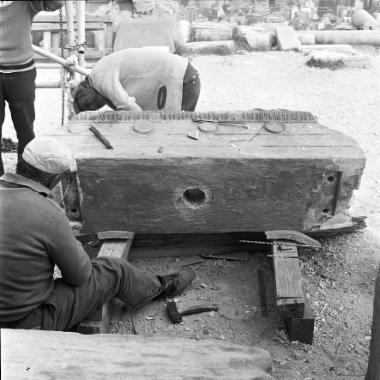 Ο λίθος επιστυλίου 507 της νότιας πρόστασης κατά τις εργασίες αφαίρεσης οπλισμού των επεμβάσεων Μπαλάνου