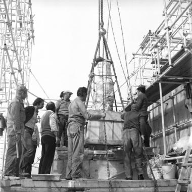 Ανάρτηση της πρώτης Καρυάτιδας για την καταβίβαση της από το βάθρο της νότιας πρόστασης