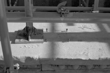 Έγχυση τσιμεντοκονιάματος στις οπές υποδοχής των κοχλιών στερέωσης της βάσης υποστυλώματος τιτανίου της νότιας πρόστασης