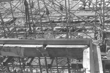 Οι λίθοι επιστυλίου 506, 507 της νότιας πρόστασης κατά τις εργασίες τοποθέτησης οπλισμού τιτανίου