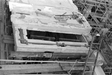 Η φατνωματική πλάκα 503 της οροφής της νότιας πρόστασης κατά την ανασυναρμολόγηση
