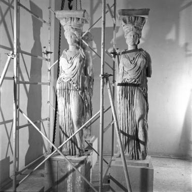 Η δεύτερη Καρυάτιδα και αντίγραφο της στο παλαιό Μουσείο της Ακρόπολης