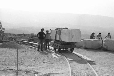 Μεταφορά μαρμάρου για την κατασκευή του λίθου επιστυλίου που ενώνει την κιονοστοιχία της ανατολικής πρόστασης με το βόρειο τοίχο