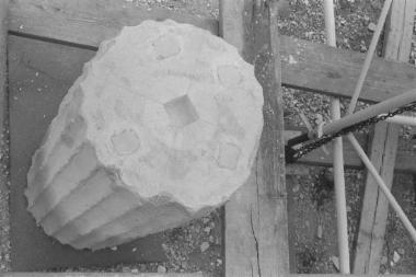 Ο πρώτος σπόνδυλος του έκτου κίονα της ανατολικής πρόστασης