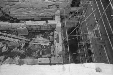 Ο σηκός του Ερεχθείου και ο εγκάρσιος δυτικός τοίχος