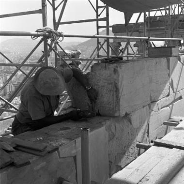 Η λιθόπλινθος 21 του βόρειου τοίχου κατά τις εργασίες αποσυναρμολόγησης