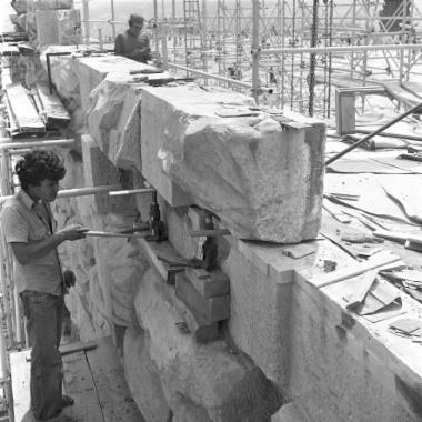Ανύψωση της λιθοπλίνθου 32 του βόρειου τοίχου