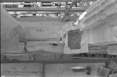 Ο λίθος κατωφλίου 250 του παραθύρου του τέταρτου μετακιόνιου διαστήματος του δυτικού τοίχου