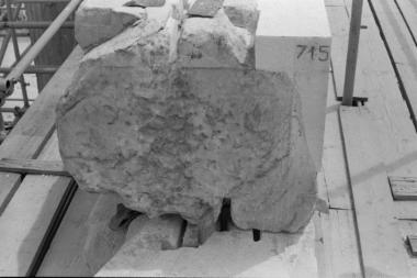 Ο λίθος 715 του νότιου τοίχου και γόμφος τιτανίου κατά την ανασυναρμολόγηση