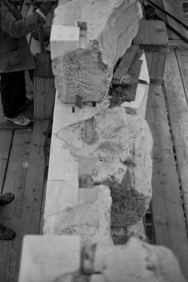 Ο λίθος 58 του νότιου τοίχου και γόμφος τιτανίου κατά την ανασυναρμολόγηση