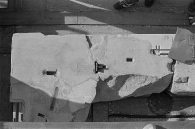 Ο λίθος 60 της νοτιοανατολικής παραστάδας και γόμφος τιτανίου κατά την ανασυναρμολόγηση