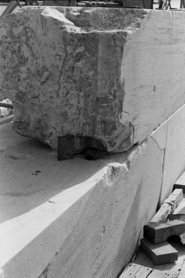 Ο λίθος 129 του νότιου τοίχου και γόμφος τιτανίου κατά την ανασυναρμολόγηση