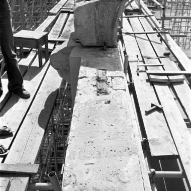 Ο λίθος 16 της νοτιοδυτικής παραστάδας και ο λίθος 17 του νότιου τοίχου κατά την αποσυναρμολόγηση