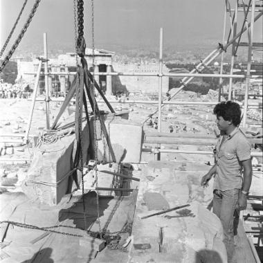 Μεταφορά του λίθου 16 της νοτιοδυτικής παραστάδας κατά την αποσυναρμολόγηση