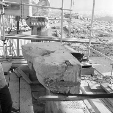 Ο λίθος 30 της νοτιοανατολικής παραστάδας κατά την αποσυναρμολόγηση