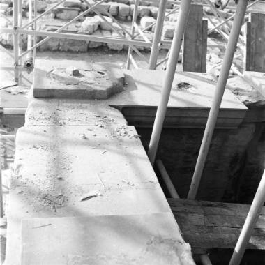 Ο πλίνθος έδρασης της πέμπτης Καρυάτιδας κατά την αποσυναρμολόγηση