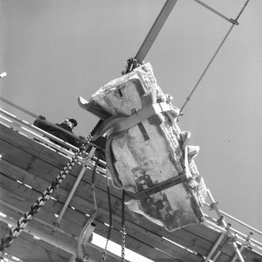 Καταβίβαση του λίθου επικρανίτιδας 8 του νότιου τοίχου κατά την αποσυναρμολόγηση