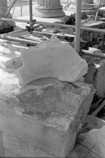 Η λιθόπλινθος 745 του βόρειου τοίχου κατά την προετοιμασία συγκόλλησης συμπληρώματος