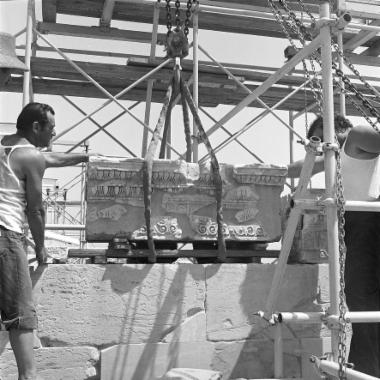 Ανάρτηση του λίθου επικρανίτιδας 4 του νότιου τοίχου κατά την αποσυναρμολόγηση