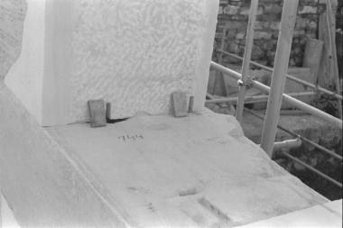 Η λιθόπλινθος 744 του βόρειου τοίχου και γόμφοι τιτανίου κατά την ανασυναρμολόγηση