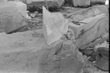Η λιθόπλινθος 731 του βόρειου τοίχου κατά την προετοιμασία συγκόλλησης συμπληρώματος