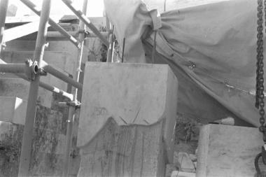 Η λιθόπλινθος 50 του βόρειου τοίχου κατά τις εργασίες συγκόλλησης συμπληρώματος με την χρήση ράβδων τιτανίου