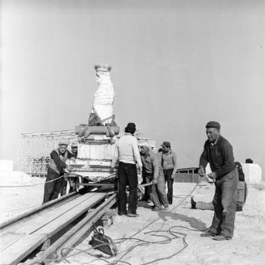 Μεταφορά της πέμπτης Καρυάτιδας σε σιδηροτροχιές