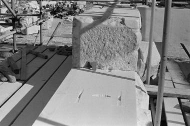 Η λιθόπλινθος 766 του βόρειου τοίχου και γόμφος τιτανίου κατά την ανασυναρμολόγηση