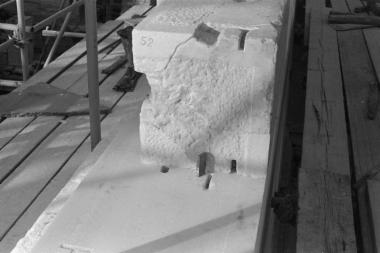 Η λιθόπλινθος 52 του βόρειου τοίχου και γόμφος τιτανίου κατά την ανασυναρμολόγηση