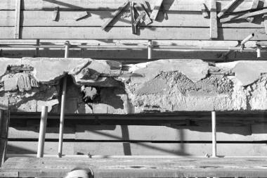 Οι λίθοι ορθοστάτη 175, 176 του νότιου τοίχου και ο κορμός ξύλου που είχε τοποθετηθεί ως υποστύλωμα κατά τις επεμβάσεις Πιττάκη