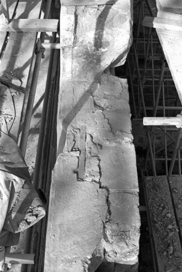 Οι λίθοι ορθοστάτη 170, 171 του νότιου τοίχου κατά την αποσυναρμολόγηση