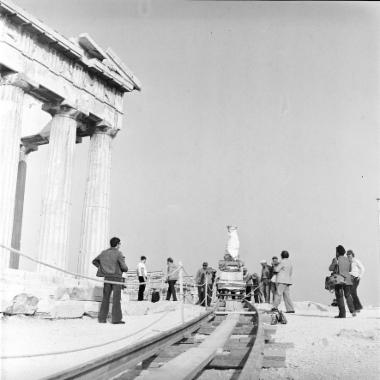 Μεταφορά της πέμπτης Καρυάτιδας σε σιδηροτροχιές