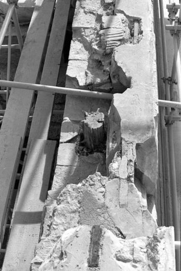 Οι λίθοι ορθοστάτη 175, 176 του νότιου τοίχου και ο κορμός ξύλου που είχε τοποθετηθεί ως υποστύλωμα κατά τις επεμβάσεις Πιττάκη