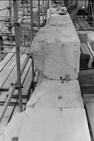 Η λιθόπλινθος 33 του βόρειου τοίχου και γόμφος τιτανίου κατά την ανασυναρμολόγηση
