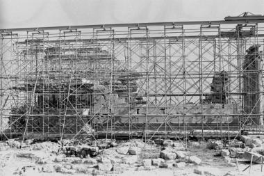 Τα ικριώματα και η γερανογέφυρα του νότιου τοίχου κατά τις εργασίες αποσυναρμολόγησης