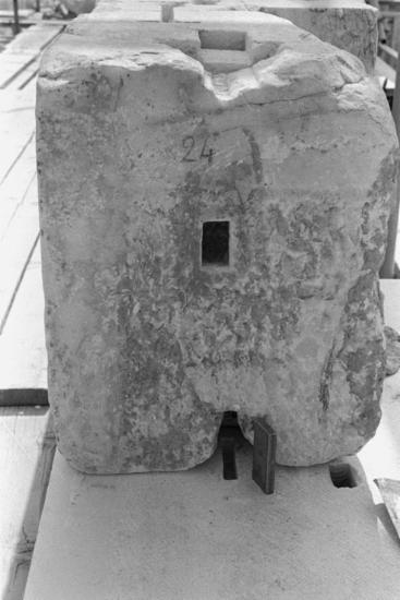 Η λιθόπλινθος 24 του βόρειου τοίχου και γόμφος τιτανίου κατά την ανασυναρμολόγηση
