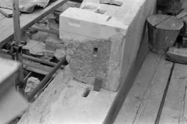 Η λιθόπλινθος 55 του βόρειου τοίχου και γόμφος τιτανίου κατά την ανασυναρμολόγηση