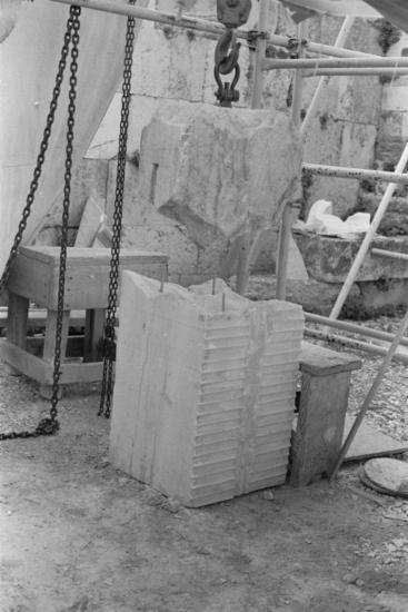 Η λιθόπλινθος 27 του βόρειου τοίχου κατά τις εργασίες συγκόλλησης συμπληρώματος με την χρήση ράβδων τιτανίου