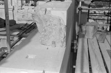 Η λιθόπλινθος 733 του βόρειου τοίχου και γόμφος τιτανίου κατά την ανασυναρμολόγηση