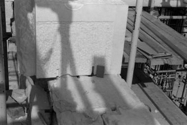 Η λιθόπλινθος 733 του βόρειου τοίχου και γόμφος τιτανίου κατά την ανασυναρμολόγηση